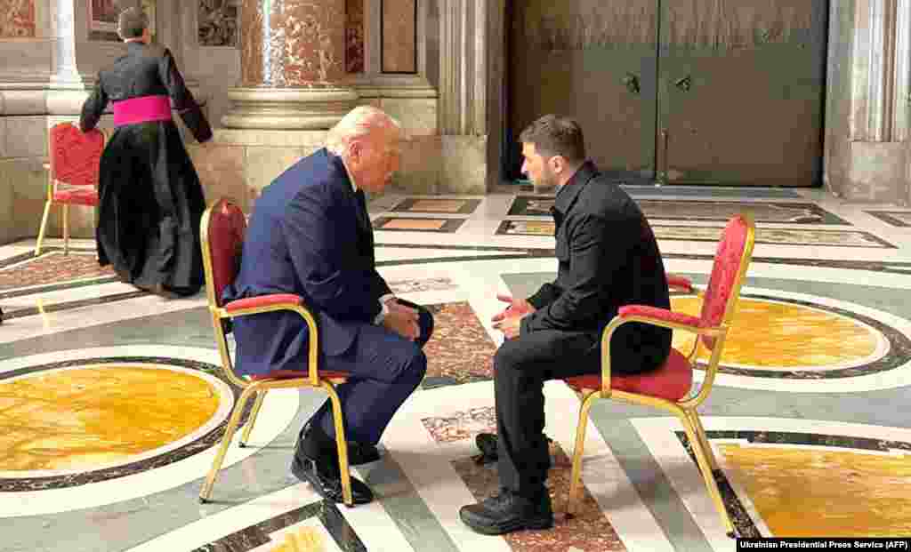 Президент України Володимир Зеленський (праворуч) і президент США Дональд Трамп під час зустрічі у соборі Святого Петра у Римі, 26 квітня 2025 року.«Ще до того, як я потраплю до Овального кабінету, невдовзі після перемоги на виборах, я завершу жахливу війну між Росією та Україною», – сказав Трамп на конференції Національної гвардії в Детройті у серпні 2024 року. (Згодом в інтерв'ю Time до 100 днів президентства Дональд Трамп пояснив: «Я сказав це образно і я сказав це як перебільшення, щоб підкреслити свою думку – ред.)