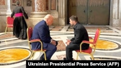 Президент України Володимир Зеленський і президент США Дональд Трамп під час зустрічі у соборі Святого Петра у Римі, 26 квітня 2026 року