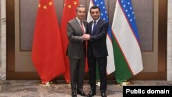 Хитой ташқи ишлар вазири Ван И ўзбекистонлик ҳамкасби Бахтиёр Саидов билан. Тошкент, 21 ноябр, 2025