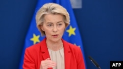 Președinta Comisiei Europene, Ursula Von der Leyen, prezentând al 18-lea pachet de sancțiuni împotriva Rusiei la 10 iunie 2025, la Bruxelles.