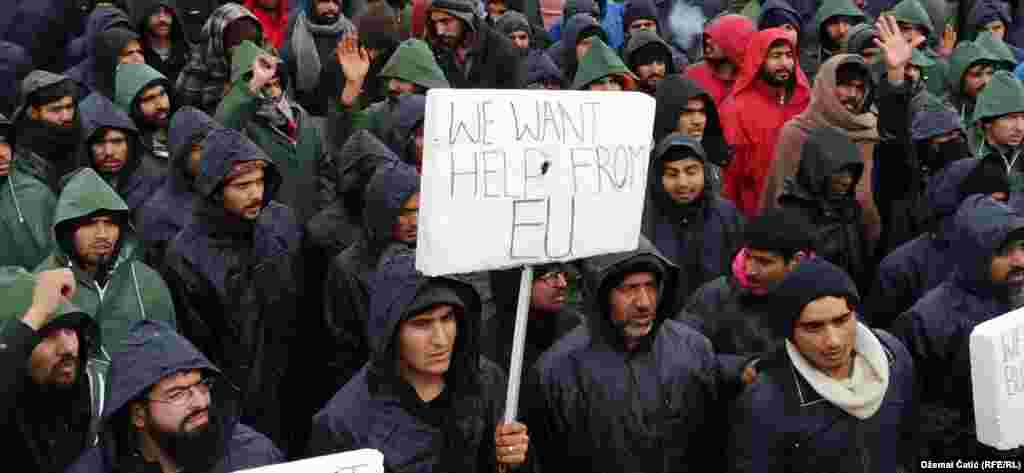 "Tražimo pomoć od EU", jedna je od poruka ljudi smještenih u kampu Lipa.