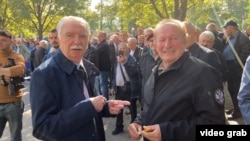 Bivši potpredsednik Vlade Jugoslavije i haški osuđenik Nikola Šainović (L) sa Draganom Živanovićem, nekadašnjim komandantom 125. motorizovane brigade Vojske Jugoslavije, Beograd, 22. oktobar 2025.