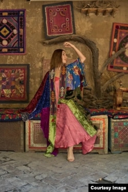 На модели халат из винтажного панбархата с ручной вышивкой. Под ним — сарафан из винтажного шёлка. Human Wear/ «Человеческая О!дежда»