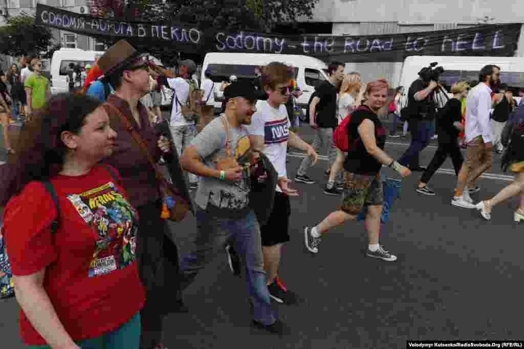 До мирної демонстрації приєдналися не лише представники ЛГБТ-спільноти, але й усі охочі, які прагнуть дотримання прав людини в Україні. Паралельно з Маршем рівності проходило також дві акції опонентів проведення подібних заходів. Уздовж всієї ходи вони несли чорні банери з надписами та вигукували різні негативні гасла стосовно учасників Маршу рівності.