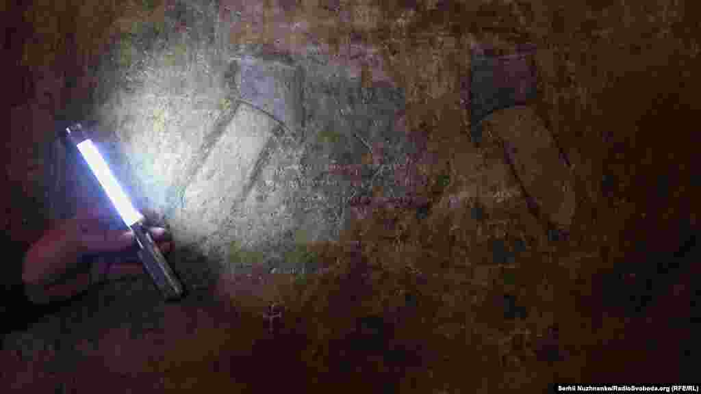 &laquo;Мати, не бажаючи того, дитину зобижає. Господь, не бажаючи цього, людину бідами врозумляє. Розум який відійшов від звичного порядку усім гріхам вмістилищем буде&raquo;. Переклад із церковнослов'янської, напис із періоду XI &ndash; початок XII століть