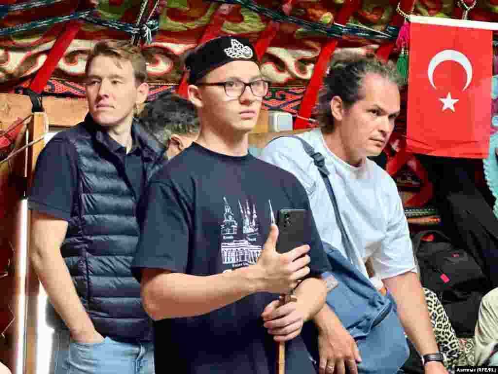 Мондый "дресс-код"ны яшьләр дә сакларга тырыша.&nbsp;