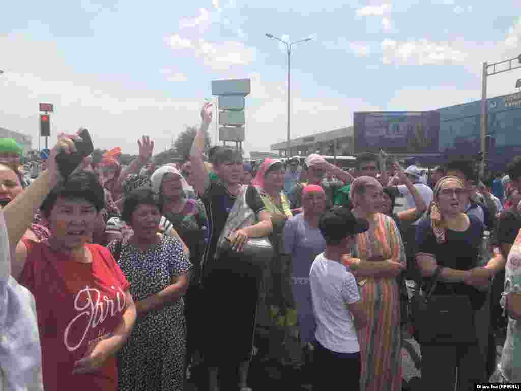 Жылап-сықтаған тұрғындар "жарылыстан бері тыныш ұйықтай жүрмегенін", Арыста ендігәрі қала алмайтындықтарын айтып, "Арыс!", "Жер беріңдер!", "Үй беріңдер!" деп айғайлады.