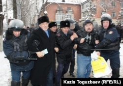 Алматыда полиция бир канча активистти кармап кетти, 17-декабрь, 2011.