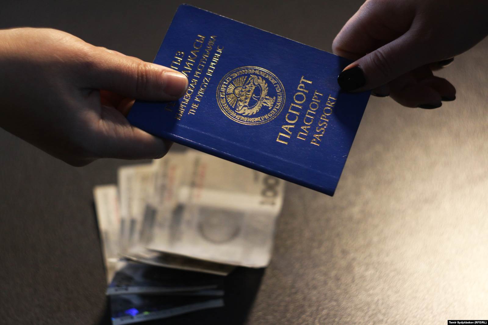 Кыргыз паспортунун айланасындагы маселелер парламент менен өкмөттө көп эле козголот. Бирок көзгө көрүнөрлүк иш жасала элек.