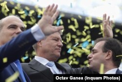Fostul prezentator TV Rareș Bogdan, președintele Klaus Iohannis și fostul președinte PNL Ludovic Orban, la finalul campaniei electorale din 2019, București, 18 mai.