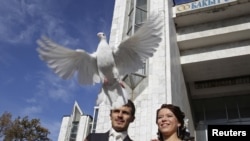 Жаңы баш кошуп жаткан жубайлар. Сүрөттүн макалага тиешеси жок