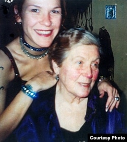 Світлана Аллілуєва з донькою Ольгою. Фото 1998 року з архіву Ребекки Седлер