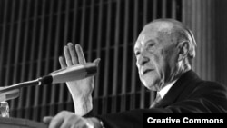 Cancelarul german (1949 - 1963) Konrad Adenauer vorbind la o adunare electorală a creștin-democraților, 1966