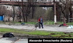 Тіла цивільних людей, загиблих під час масштабного вторгнення Росії до України. Маріуполь, 15 квітня 2022 року