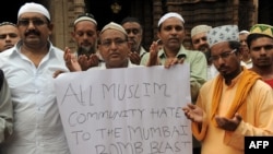 Мумбайдағы террористік шабуылды айыптап, құрбандарға дұға етіп тұрған үндістандық мұсылмандар. Ахмадабад, 14 шілде 2011 жыл