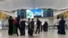 Aşgabat halkara aeroportyndaky ýolagçylar (Illýustrasiýa suraty)