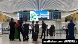 Aşgabat halkara aeroportyndaky ýolagçylar (Illýustrasiýa suraty)