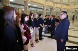 Liderul nord-coreean Kim Jong-un, pe vremea când se întâlnea cu membrii trupei sud-coreene K-pop, a căror imagine este acum demonizată iar preluarea lor ca modele interzisă în Coreea de Nord.