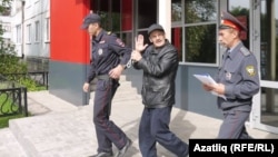 Хөкем карары игълан ителгәннән соң Рәфис Кашаповны мәхкәмәдән алып китәләр