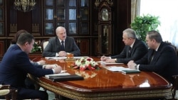 Беларус президенти Александр Лукашенко өкмөт мүчөлөрү жана президенттик апараттын өкүлдөрү менен. 13-апрель, 2020-жыл.