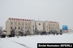 Акимчилик район акимин шайлоо учурда милиция менен курчалып турду.