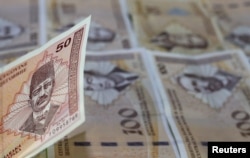 Procjene su da je iznos novčanih doznaka iz inostranstva i dvostruko veći putem neformalnih novčanih transfera ili 'iz ruke u ruku', odnosno onih koje nisu registrovane u platnom prometu.