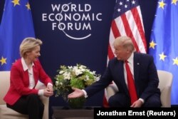 Ursula von der Leyen alături de Donald Trump.