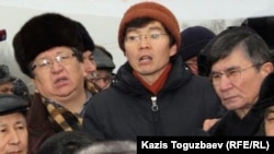 Оппозиционный политик Серик Сапаргали, гражданский активист Галым Агелеуов и оппозиционный политик Жасарал Куанышалин (слева направо, в центре). Алматы, площадь Республики, 17 декабря 2011 года.