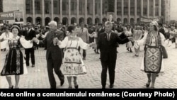Dictatorul comunist Nicolae Ceaușescu primindu-l la București pe cel cehoslovak, Gustav Husak, la finele anilor '80, printr-o horă în Piața Victoriei. Expunerea portului tradițional era o constantă a regimului, nu numai când era vorba de oaspeți străini.