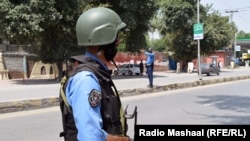 په پېښور کې د ترافیک پولیس د سړک پر غاړه ولاړ دي - انځور له ارشیفه 