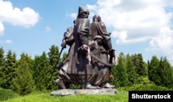 Пам’ятник полеглим козакам та селянам-повстанцям на території Національного історико-меморіального заповідника «Поле Берестецької битви», відомого також як «Козацькі могили». Село Пляшева, Радивилівський район, Рівненська область