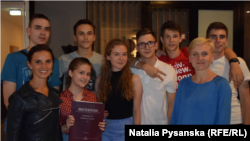 Диригент Оксана Линів і директорка Українського молодіжного симфонічного оркестру Ірина Вакуліна з молодими музикантами.