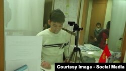 Сеулдагы кыргыздар биометрикалык маалымат тапшырып жатышат.