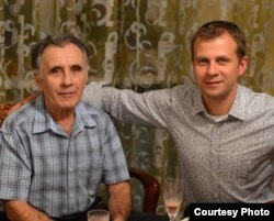 Пропавший 17 мая 2013 года Александр Довженко и его сын Василий.