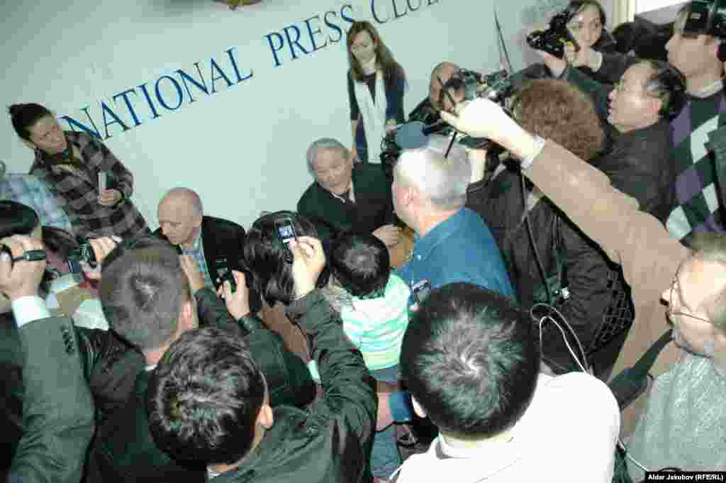 Оппозиция жетекшілері шырқы бұзылған баспасөз жиынында - Баспасөз жиынының шырқы бұзылса да,  оппозиция жетекшілері Серікболсын Әбділдин мен Владимир Козлов журналистерге сұқбат беріп отыр. Алматы, Ұлттық баспасөз клубы, 27 қазан 2010 жыл.