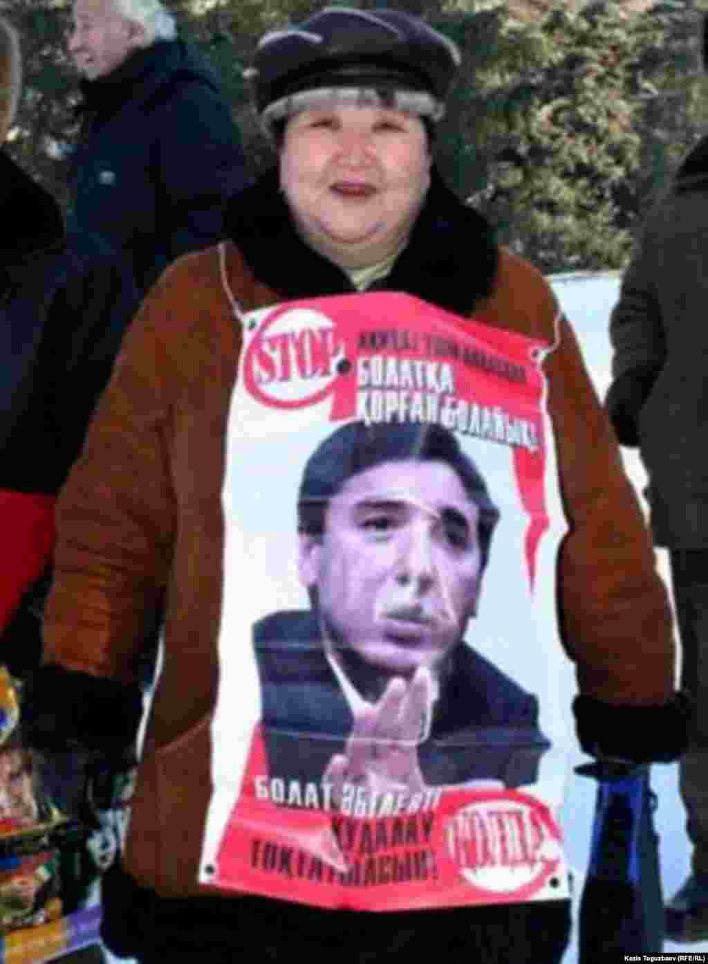 Сотпен қуғындалып жатқан "Нағыз Ақ жол" партиясының жетекшісі Болат Әбіловті қолдап, акцияға шыққан әйел. Алматы, 10 желтоқсан 2006 жыл.