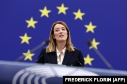 ევროპარლამენტის პრეზიდენტი რობერტა მეცოლა სიტყვით გამოსვლისას, 2025 წლის 11 მარტი, სტრასბურგში (AFP ფოტო)