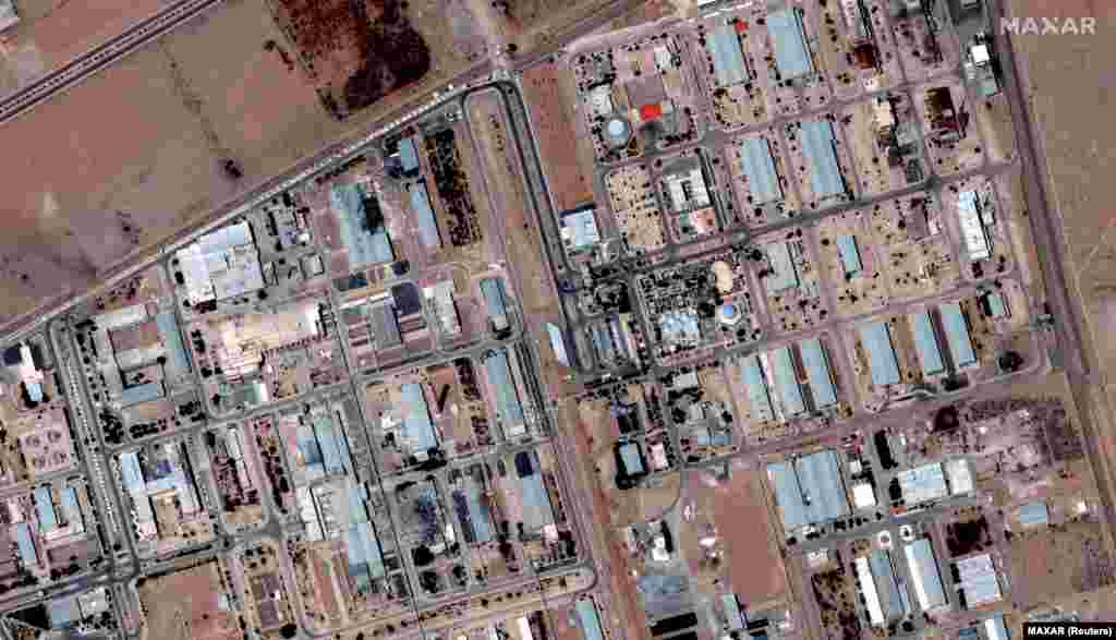 Супутниковий знімок Ісфаханського збагачувального заводу 19 червня і ще один знімок, зроблений 22 червня після ударів США