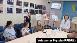 Презентація листівок із малюнками дітей ув'язнених та загиблих журналістів. Стефанія та Катерина Єсипенко (ліворуч), секретар НСЖУ Ліна Кущ (праворуч). Київ, 5 червня 2025 року