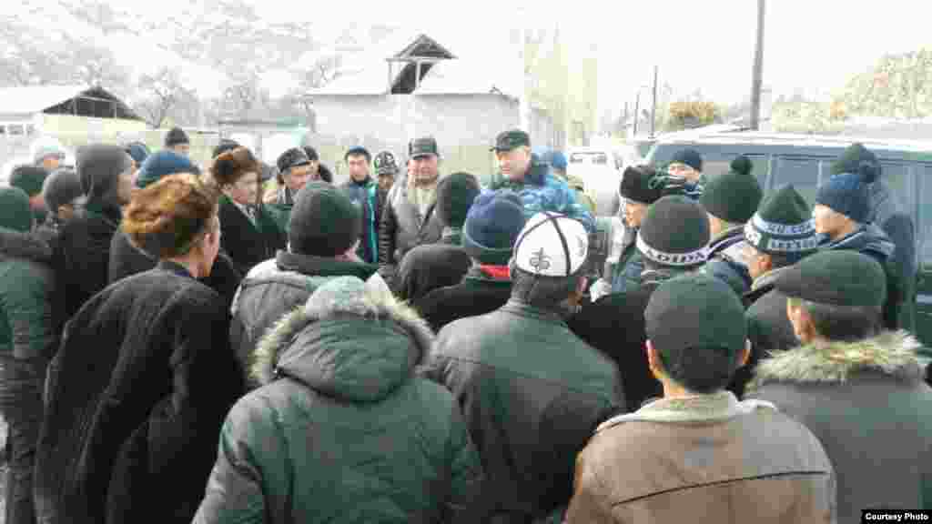 Баткен облусунун жетекчиси Жеңиш Разаков чек арадагы чатактан кийин Ак-Сай айылынын эли менен жолугушууда. 12-январь.