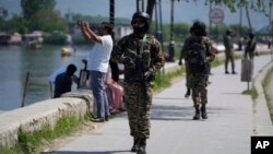 هندي سرتېري په سرينګر کې ګزمه کوي - د اپرېل ۲۴مې انځور.