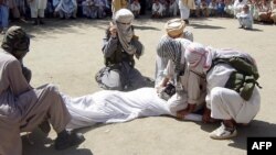 عکس نمادین، با بازگشت طالبان به افغانستان احکامی چون شلاق زدن و اعدام نیز دوباره به افغانستان برگشتند.