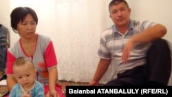 Айгуль и Сагындык Именовы, родители пограничника Мейрхана Именова. Поселок Индербор Атырауской области, 8 июля 2012 года.   