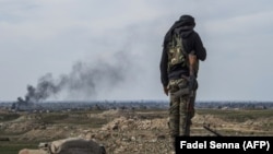 АКШнын күчтөрүн колдогон Сирия демократиялык күчтөрүнүн (SDF) жоокери. Сириянын аймагы. Иллюстрациялык сүрөт.