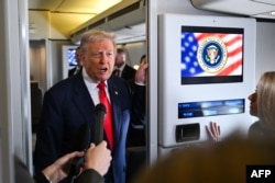 Президент США Дональд Трамп спілкується з журналістами на борту літака Air Force One перед вильотом з об'єднаної бази Ендрюс, штат Меріленд, 31 жовтня 2025 року
