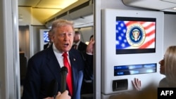 Дональд Трамп спілкується із журналістами на борту літака Air Force One, 31 жовтня 2025 року