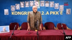 Քրդական բանվորական կուսակցության գործադիր կոմիտեի անդամ Դուրան Կալկանը ելույթ է ունենում Իրաքի հյուսիսում անցկացվող համագումարում, 12-ը մայիսի, 2025թ.