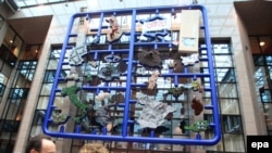 Reprezentări ale țărilor europene, în cadrul expoziției „Entropa”, la sediul CE din Bruxelles, 14 ianuarie 2009, când Cehia prelua pentru prima dată președinția rotativă a Consiliului UE