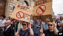 اعتراض‌کننده‌ها در شهر پاریس