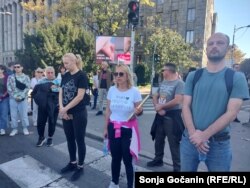 Dijana Hrka poartă un tricou cu mesajul „Mama împotriva mașinii”, la Belgrad, pe 2 noiembrie 2025